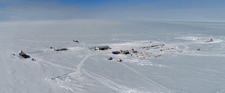 Summit Camp, la estación de investigación ubicada en el punto más alto del casquete glaciar de Groenlandia, a más de 3.200 metros. (Wikipedia)