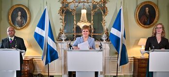 Nicola Sturgeon, junto a los verdes Patrick Harvie y Lorna Slater, en la presentación del acuerdo. (Jeff J MITCHELL / AFP)