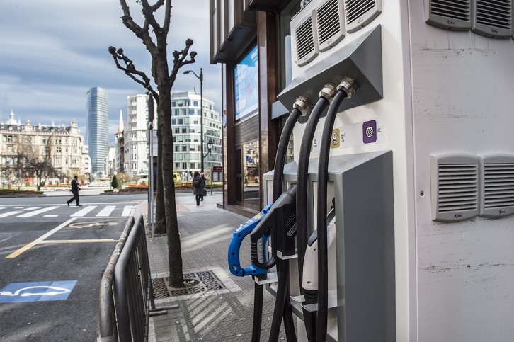 Un punto de recarga para vehículos eléctricos en la calle Elkano de Bilbo. (Marisol RAMIREZ / FOKU)