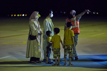 Una familia afgana, a su llegada a Torrejón (Madrid). (Jesús Hellín | Europa Press)