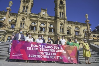 Concentración de los grupos municipales en Donostia contra las últimas agresiones machistas. (Andoni CANELLADA/FOKU)