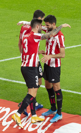 Kenan Kodro se abraza con Núñez celebrando un gol. (Monika DEL VALLE/FOKU)