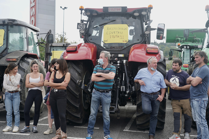 Traktoreak atera dituzte "Esne Martxa"ra esnearen prezio baxua salatzeko. (Andoni CANELLADA/FOKU) 