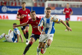 Kike Barja aprieta a un rival durante el partido contra el Espanyol. (Iñigo URIZ/FOKU)