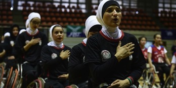 Las jugadoras internacionales de Afganistán que hoy se hallan en el aeropuerto de Kabul a la espera de salir de su país. (BIDAIDEAK)