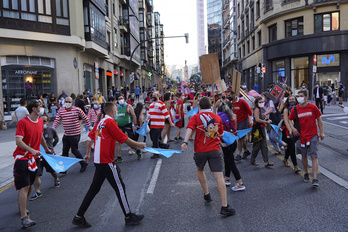 Un momento de la kalejira celebrada por las calles de Bilbo. (Aritz LOIOLA/FOKU)