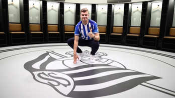 Sorloth posa en el vestuario txuri-urdin de Anoeta. (REAL SOCIEDAD)