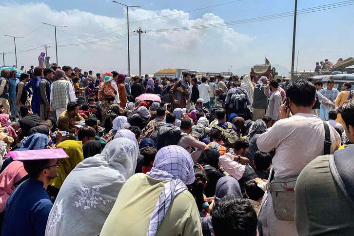 Miles de personas se agolpan ante el aeropuerto de Kabul con la esperanza de salir del país, cada vez más difícil. (Wakil KOSHAR | AFP) 