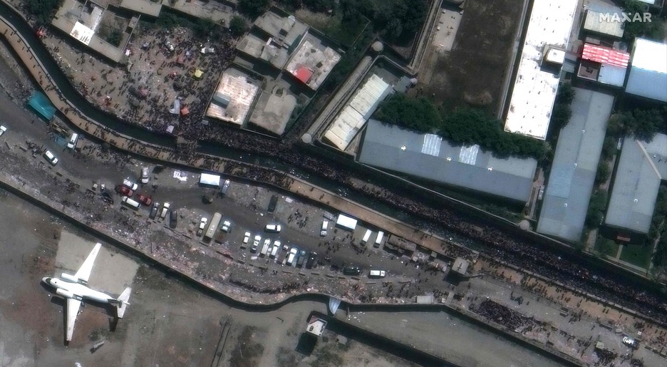 Una imagen de satélite muestra el área alrededor de la Puerta de la Abadía en el aeropuerto internacional Hamid Karzai en Kabul. (HANDOUT)
