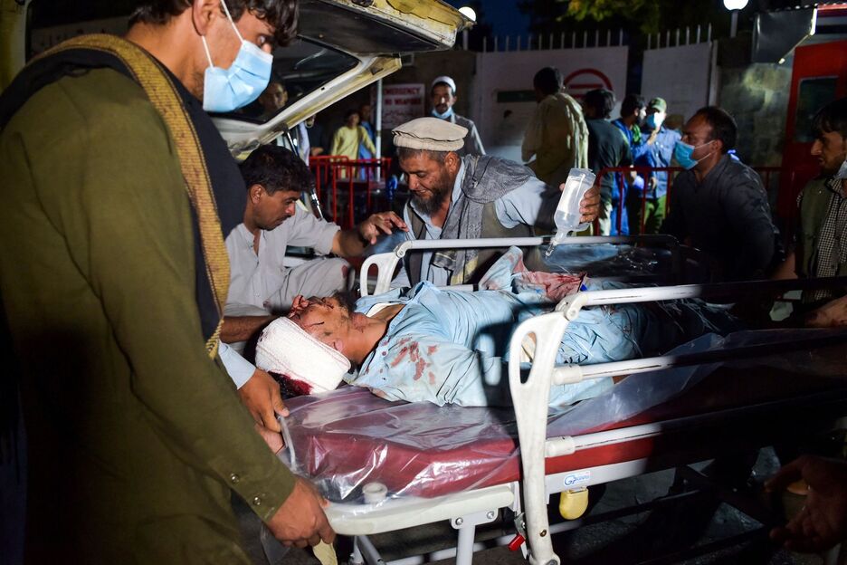 Los médicos atienden a un hombre herido durante las explosiones. (Wakil KOHSAR/AFP) 