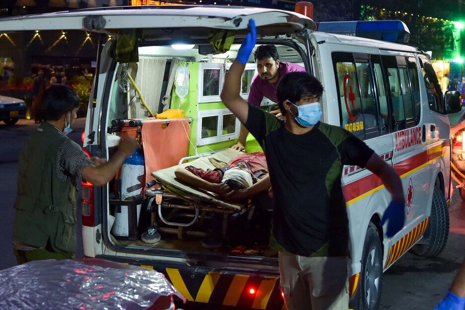 Médicos trasladan a una persona herida en ambulancia. (Wakil KOHSAR/AFP) 
