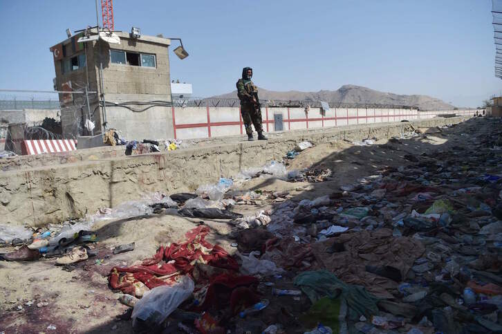 Un talibán custodia una de las zonas de los atentados de este jueves. (Wakil KOSHAR | AFP)