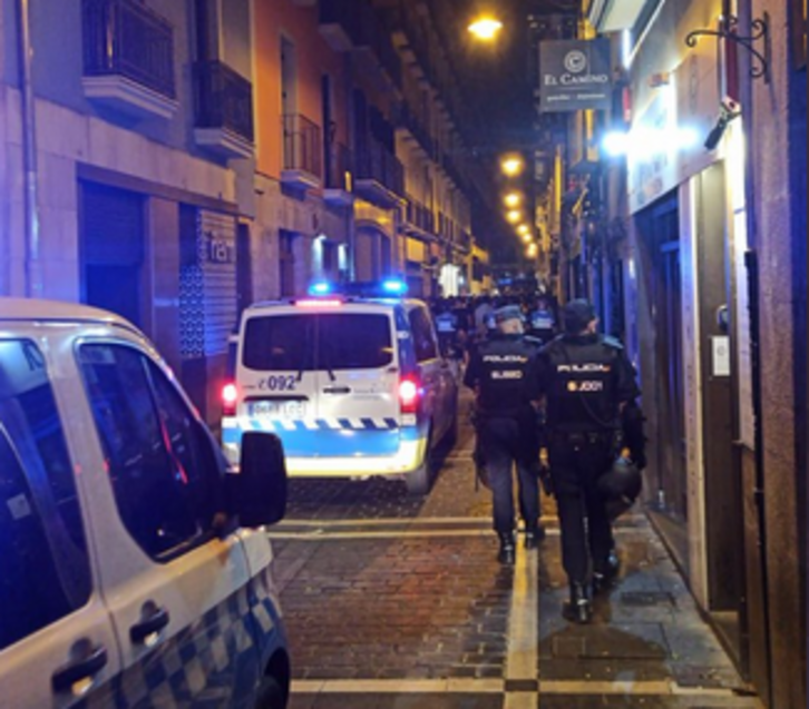 Udaltzaingoa eta espainiar Polizia, bart, Iruñeko kaleetan. (@PamplonaIrunaPM)