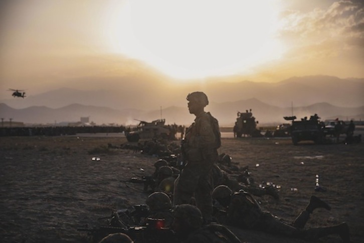 Marines estadounidenses cubren su retirada en el aeropuerto de Kabul. (ISAIAH CAMPBELL-AFP)