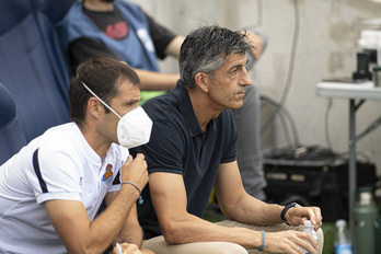 Imanol, junto a su ayudante Mikel Labaka en el partido contra el Rayo. (Jagoba MANTEROLA/FOKU)