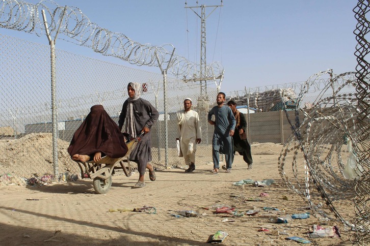 Afganistango herritarrak Chamanen, Pakistango mugan. (AFP)