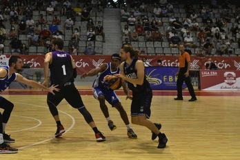 Withey bloquea a Bigote para que el escolta francés, uno de los más destacados, busque la canasta. (BILBAO BASKET)