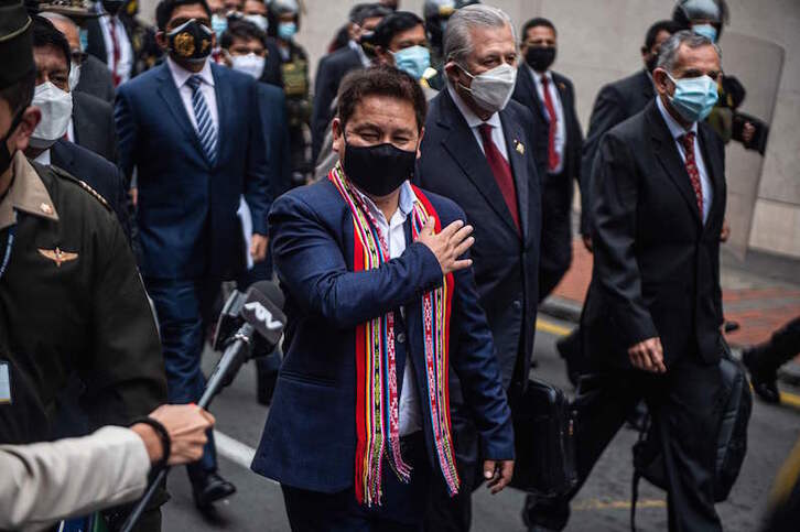 Bellido, cuando se dirigía hacia el Congreso para el voto de confianza. (Ernesto BENAVIDES/AFP)