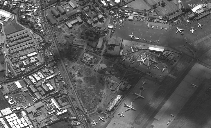 Esta imagen de satélite muestra una de las zonas de acceso por carretera al Aeropuerto Internacional Hamid Karzai de Kabul el 19 de agosto de 2021. (Maxar Technologies-AFP)