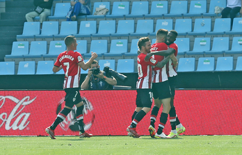 Los jugadores rojiblancos se abrazan a Iñaki Williams, autor del único gol de la contienda. (LOF)