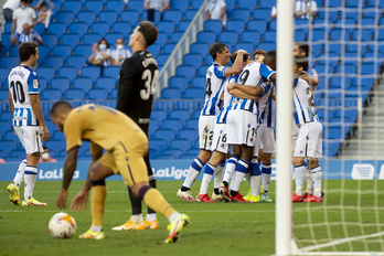 Los jugadores realistas celebran el gol de Barrenetxea que ha abierto el marcador ante la desesperación del portero del Levante Cárdenas. (Iñigo URIZ/FOKU)
