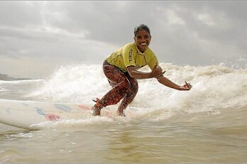 Surflari batCox bazar hondartzan. (FAHMIDA-AZIM.COM)