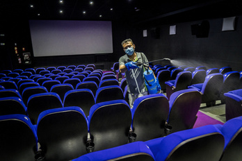 Un trabajador desinfecta la sala Trueba de Donostia. (Gorka RUBIO /FOKU) 