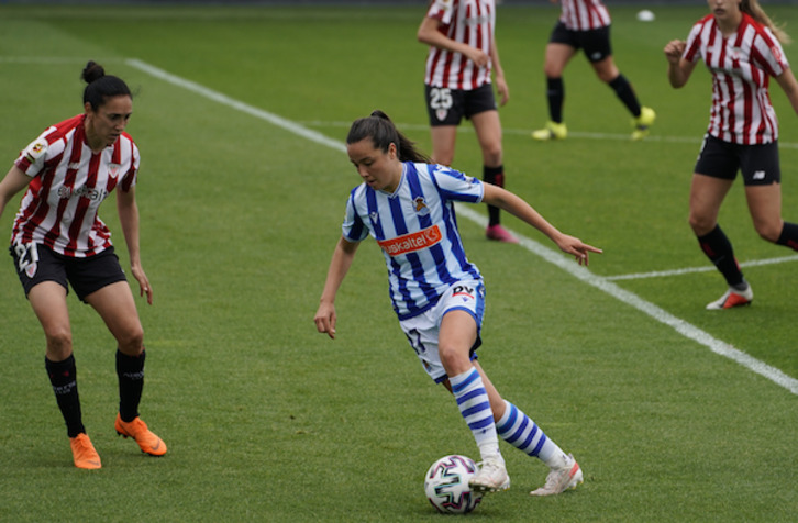 Vanesa Gimbert ante Amaiur Sarriegi en el derbi de la temporada pasada en Lezama. (Aritz LOIOLA / FOKU)