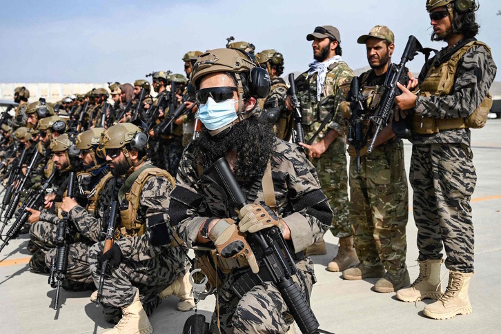 Efectivos especiales del Ejército talibán, tras tomar el control del aeropuerto. (Wakil KOSHAR | AFP) 