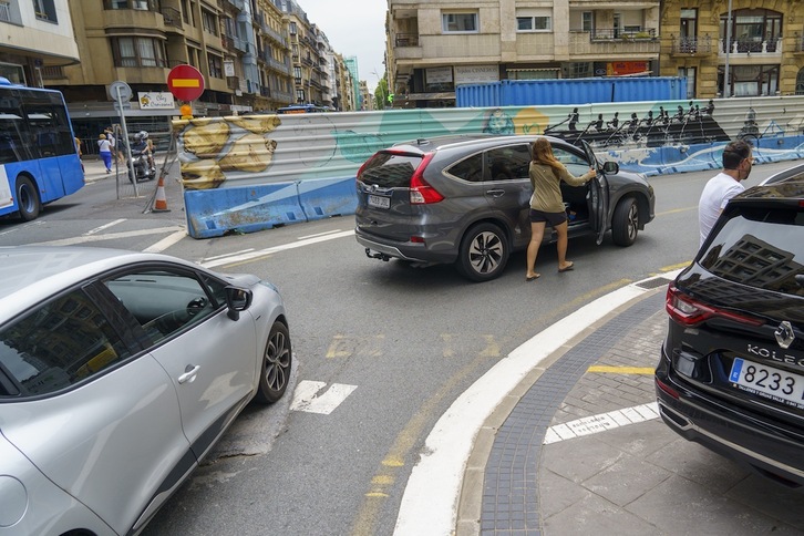 Colapso de tráfico en la calle Zubieta, este mes de agosto. (Gorka RUBIO/FOKU)