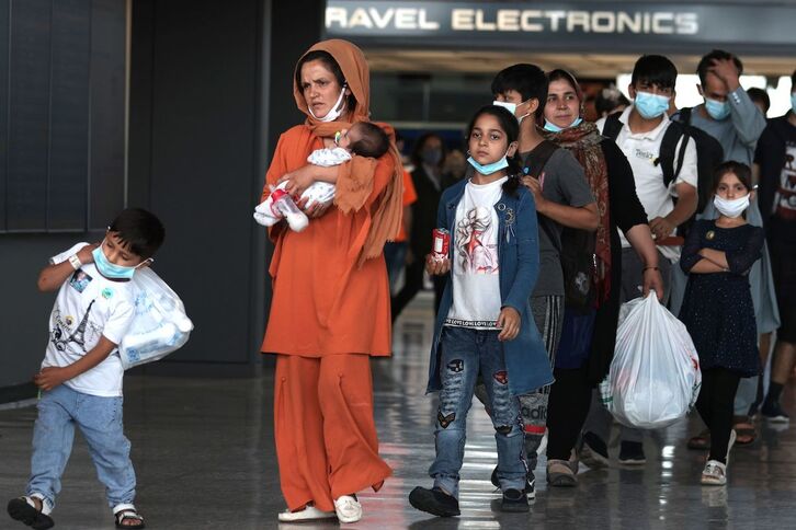 Un grupo de afganos refugiados llega al aeropuerto de Dulles, en Virginia. (Anna MONEYMAKER/AFP)