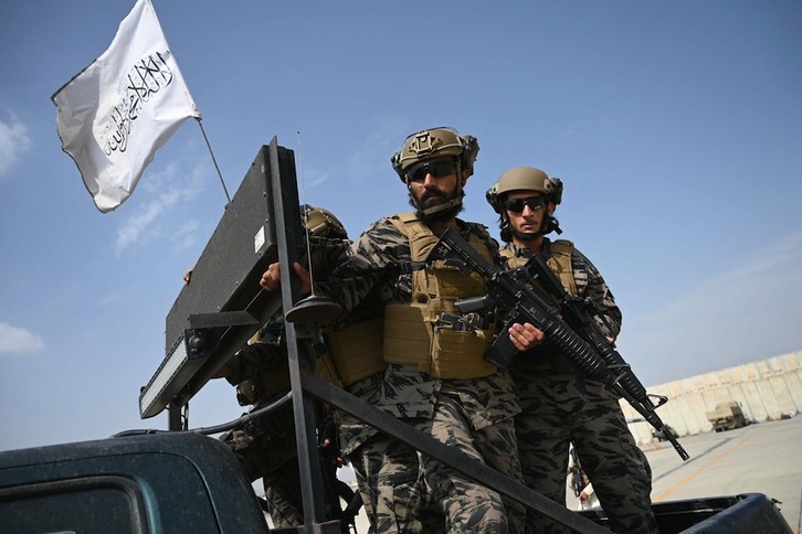 Miembros de la unidad Badri313 con la bandera talibán en el aeropuerto de Kabul (WAKIL KOHSAR-AFP)