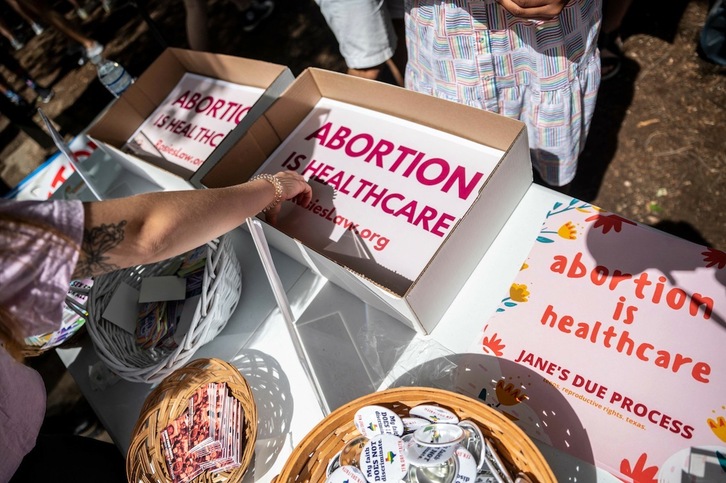Activistas recogen carteles en una protesta contra la ley que restringe el derecho al aborto frente al Capitolio de Austin, la capital de Texas, en mayo pasado. (Sergio FLORES | GETTY-AFP)
