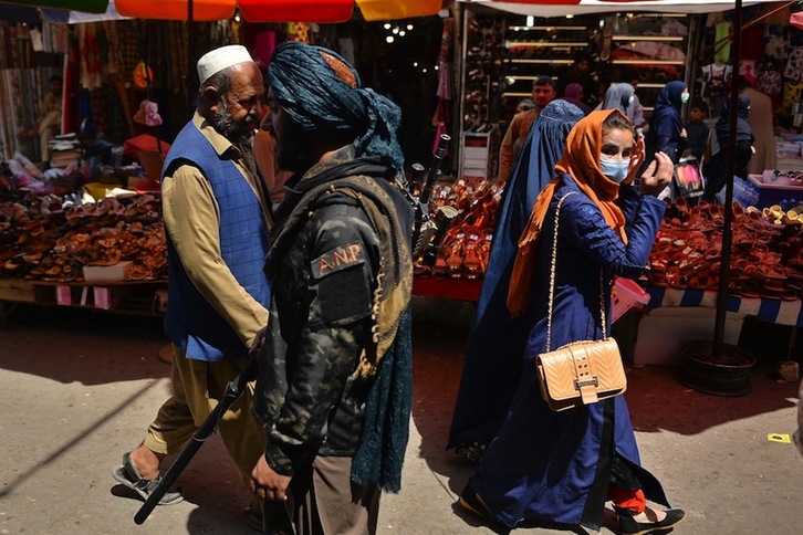 Un miliciano talibán patrulla en un mercado en Kabul. (HOSHANG HASHIMI-AFP) 