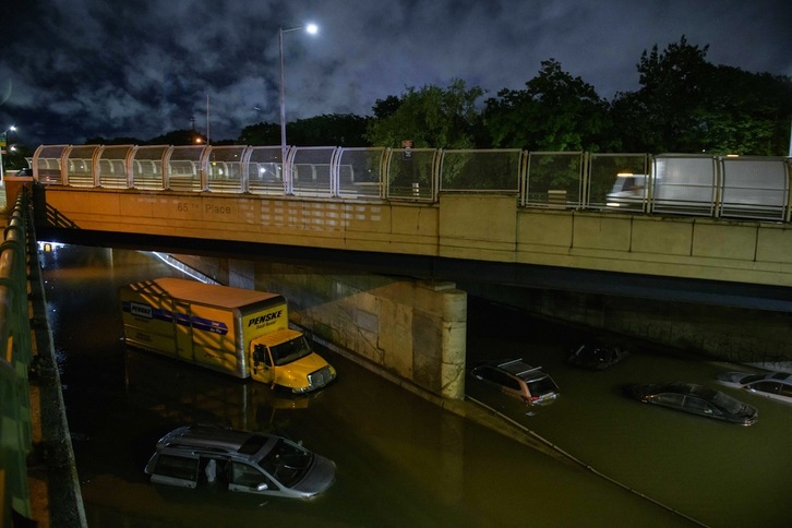 Coches arrastrados por las fuertes lluvias en Brooklyn, en la ciudad de Nueva York. (Ed JONES/AFP)