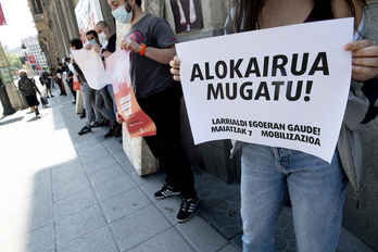 Movilización de Ernai en Bilbo por la regularización del alquiler de viviendas. (Raúl BOGAJO/FOKU)