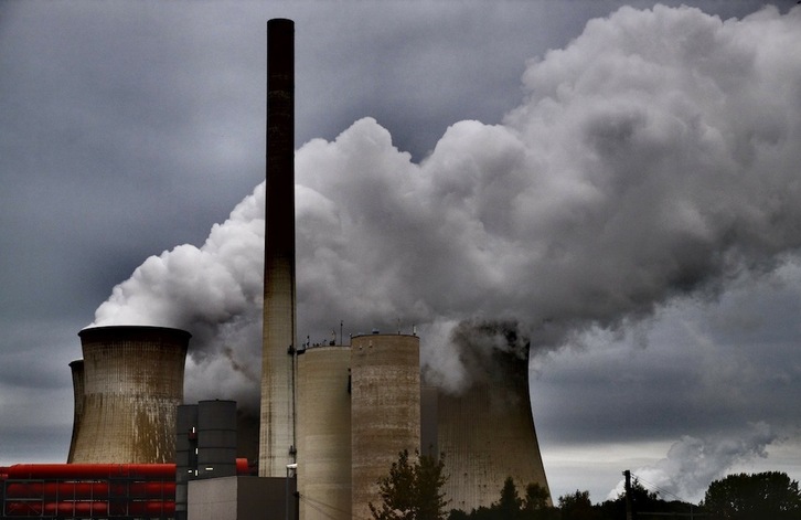 Imagen de archivo de una central eléctrica que funciona con carbón en Rommerskirchen, Alemania. (Patrik STOLLARZ/AFP)