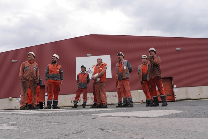 Concentración de trabajadores de AcerlorMittal coincidiendo con el cese de actividad de la planta de Zumarraga en abril de 2019. (Gotzon ARANBURU/FOKU)