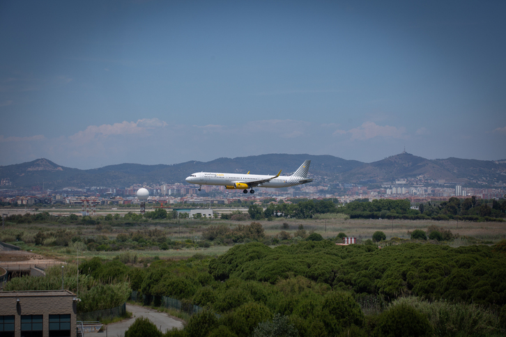 Un avión aterriza en el aeropuerto de Josep Tarradellas Barcelona-El Prat, cerca del espacio protegido natural de La Ricarda. (David Zorrakino / Europa Press)