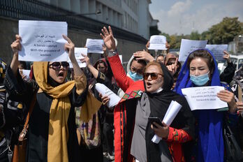 Mujeres afganas piden presencia femenina en el nuevo Gobierno del país. (Hoshang HASHIMI/AFP)