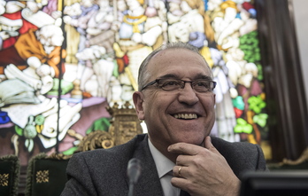 El alcalde de Iruñea, Enrique Maya, en el salón de plenos del Ayuntamiento (Jagoba MANTEROLA/FOKU)