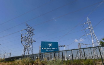 Una subestación de la distribuidora Red Eléctrica de España en San Sebastián de los Reyes, cerca de la ciudad de Madrid. (Óscar DEL POZO/AFP)