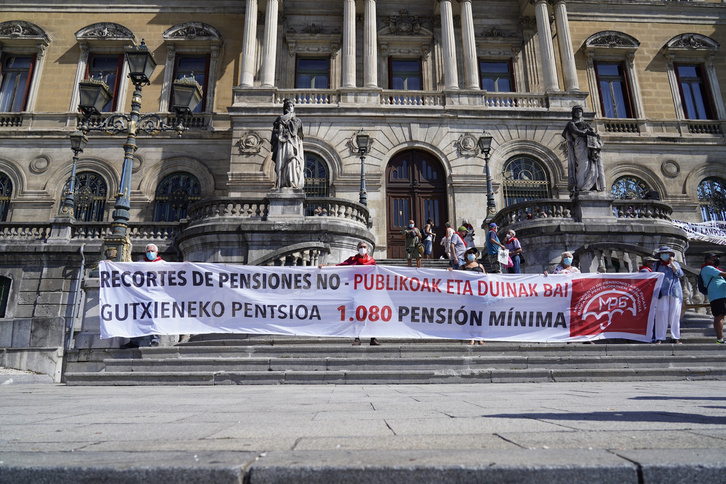 Concentración de los pensionistas este lunes en Bilbo. (Aritz LOIOLA/FOKU)