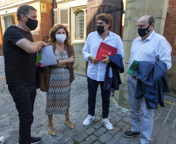 Arnaldo Otegi, Pilar Garrido, Eneko Andueza y Andoni Ortuzar, en el exterior del Palacio de Miramar de Donostia. (Jon URBE/FOKU)