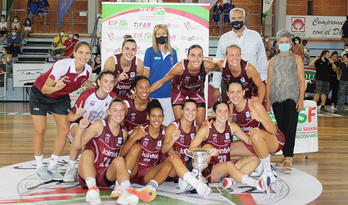 Las jugadoras del Lointek Gernika posan tras proclamarse campeonas de la Euskal Kopa. (GERNIKA)