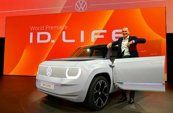 El consejero delegado de la marca Volkswagen, Ralf Brandstaetter, posa junto a un prototipo del modelo eléctrico VW ID. Life en el Salón Internacional del Automóvil (IAA) de Múnich. (Christof STACHE/AFP)