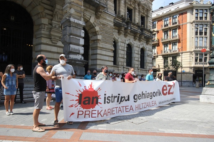 Concentración en Bilbo para denunciar un accidente laboral mortal, el pasado 9 de agosto. (Oskar MATXIN EDESA / FOKU)