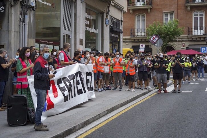 Coincidiendo con la celebración del juicio por el ERTE, el pasado 21 de julio se llevó a cabo una concentración ante los juzgados de Bilbo. (Aritz LOIOLA/FOKU)