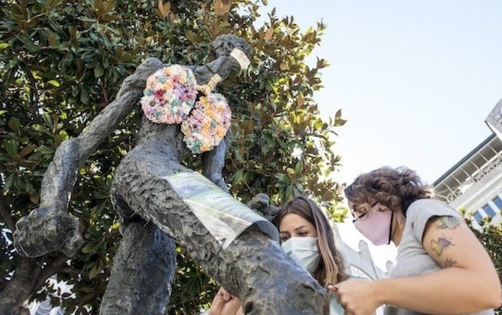 «Biriki berriak» Gasteizko «Ibiltaria» estatuan, iazko Fibrosi Kistikoaren Nazioarteko Egunean. (Raul BOGAJO/FOKU)