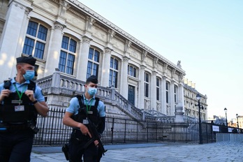 Gendarmes fuertemente armados vigilan el Palacio de Justicia de París antes del inicio del juicio que ha comenzado este 8 de setiembre. (Alain JOCARD/AFP)